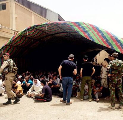 Policías iraquíes resguardan a los huídos de Faluya