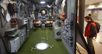 Interior de l'estació espacial, amb el punt de control al fons.