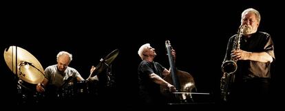 Paul Lytton, Barry Guy y Evan Parker, de izquierda a derecha, en el OUT. FEST.