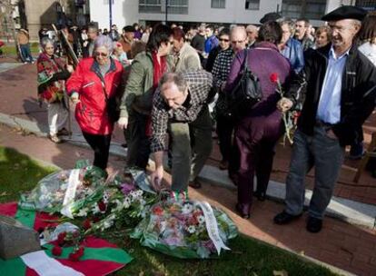 Familiares, miembros de la izquierda <b><i>abertzale</b></i> (en la imagen Tasio Erkizia y Julen Aginako) y una representante de Aralar participaron ayer en Bilbao en los actos de homenaje a Santiago Brouard y Josu Muguruza en Bilbao, asesinados hace 25 y 20 años, respectivamente.