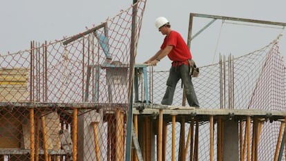 Construcci&oacute;n de viviendas en Benalm&aacute;dena.