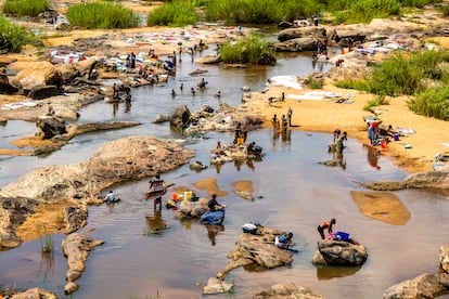 Las comunidades sin agua usan los ríos para bañarse y para lavar y poner a secar la ropa.