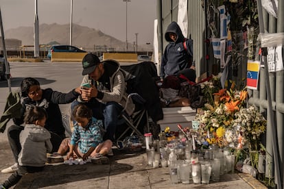 Una familia de migrantes venezolanos cuida el altar dedicado a las víctimas del incendio del Instituto Nacional de Migración, en Ciudad Juárez.