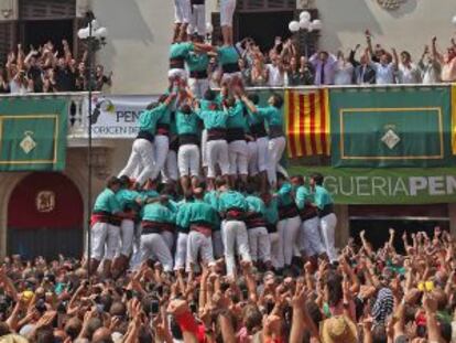 Los Castellers de Vilafranca alzan el 3 de 10 amb folre i manilles.