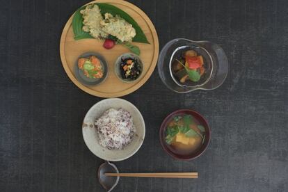 Ángela Quintas, también copresentadora de BeOk en la Cadena SER, tomaría sopa de miso (caldo de pescado con tofu, soja y algas); 'chirashi sushi' (arroz y pescado en plato); 'ramen' (fideos con bambú, huevo, algas…) y 'mochi' (pastel de arroz).  “Es una de las opciones más saludables para comer fuera de casa: no utilizan demasiado aceite y en sus platos no abundan las salsas”. Pero también tiene su lado oscuro: “Cada ración de 100 gramos de 'sushi' (unas 5 piezas) contiene 7,5 gramos de azúcar (casi dos cucharaditas)”. La OMS establece un máximo de 25 gramos al día, así que asegúrese de no llegar a la cena con el cupo cubierto. Las algas son sanas, “pero tienen cantidades altas de yodo. Un consumo excesivo puede acarrear problemas de tiroides…”. Tempura de verduras, solo si estas se fríen en aceite de oliva. “Aguantan mejor la temperatura y pierden menos nutrientes”. Y fíjese en que la soja sea autóctona: “La que se comercializa aquí tiene mucho azúcar y sodio”.