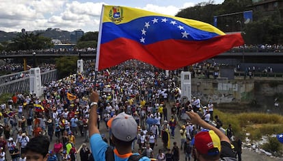 Un opositor ondea una bandera de Venezuela durante la manifestación, este sábado en Caracas.