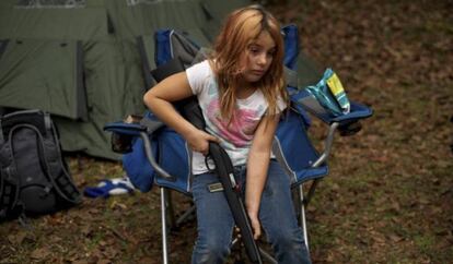 Brianna, de nueve años, integrante del North Florida Survival Group, que enseña a niños y adultos a manejar armas.