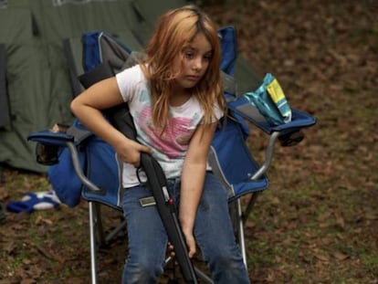 Brianna, de nueve años, integrante del North Florida Survival Group, que enseña a niños y adultos a manejar armas.