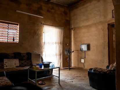 El interior de la casa de Andry Ouedraogo, que sufrió las temperaturas extremas de este mes de abril en Burkina Faso "como si fueran una enfermedad".