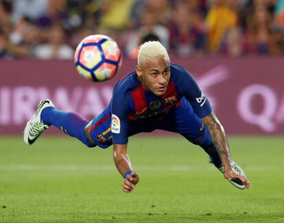 Neymar remata de cabeza un balón.