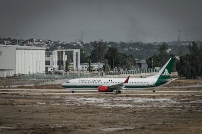 Un avión de Mexicana de Aviación se prepara para despegar del Aeropuerto Internacional Felipe Ángeles, en 2024.