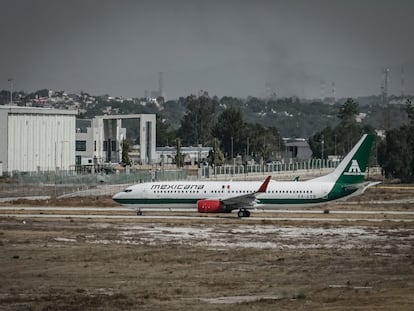 Un avión de Mexicana de Aviación se prepara para despegar del Aeropuerto Internacional Felipe Ángeles, en 2024.