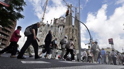 Turistas frente a la Sagrada Familia de Barcelona.