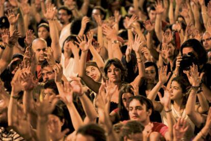El silencio se apodera de la plaza de la Puerta del Sol anoche con un grito mudo de protesta, los brazos y las manos en alto.