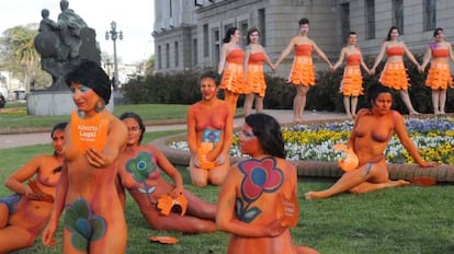 Mujeres ante la Cámara piden la legalización del aborto en 2012.