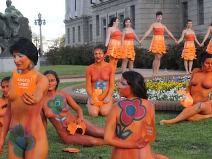 Mujeres ante la Cámara piden la legalización del aborto en 2012.