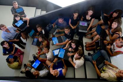 Escolares de un instituto de Plasencia, con un ordenador portátil por alumno.