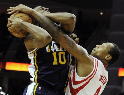 Greg Smith, de los Rockets, intenta arrebatar el balón a Burks, de Utah.