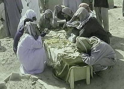 En la imagen de televisión, un grupo de iraquíes llora sobre el féretro de un familiar muerto durante el ataque.