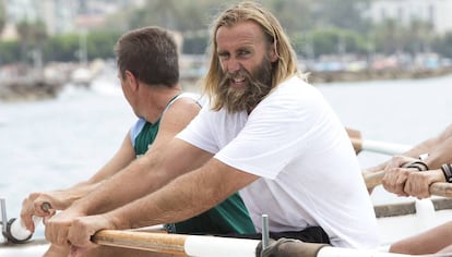 Telmo Aldaz de la Quadra-Salcedo rema durante una demostración de la pesca en Jábegas en Málaga.