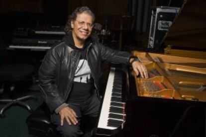 Chick Corea junto a su piano ac&uacute;stico. 