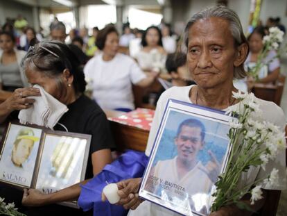 Familiares de las víctimas de la guerra contra el narcotráfico en una misa conmemorativa el 15 de marzo en Ciudad Quezón, Filipinas.