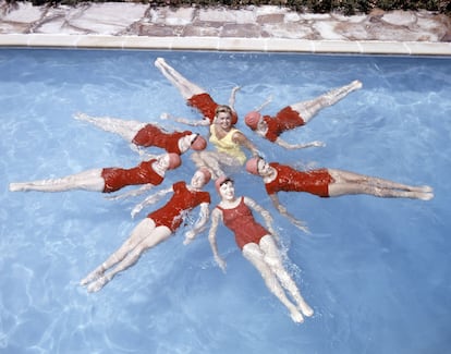 La actriz y nadadora Esther Williams, en el centro de la imagen.
