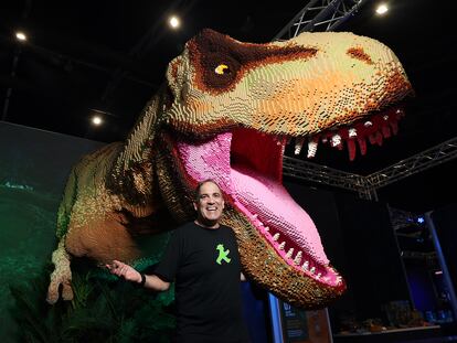 Ryan McNaught, constructor de Lego, este miércoles 28 de septiembre, en su exposición sobre Jurassic Park en Ifema, Madrid.