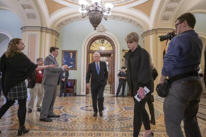 El líder de la mayoría republicana del Senado, Mitch McConnel, tras la primera votación fallida para aprobar el plan.