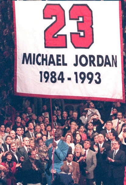 Michael Jordan durante la ceremonia celebrada en Chicago en 1993 para celebrar su despedida del baloncesto.