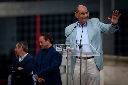 El exvicepresidente del Parlamento Europeo y cofundador de Vox, Alejo Vidal-Quadras, este domingo durante su discurso durante la manifestación contra el Gobierno.