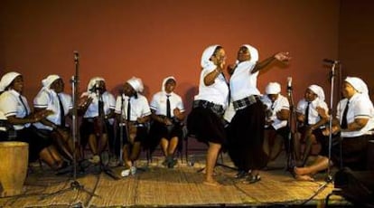 Las doce caboverdianas que forman Batuko Tabanka en una imagen promocional de <i>Djunta mô</i>.