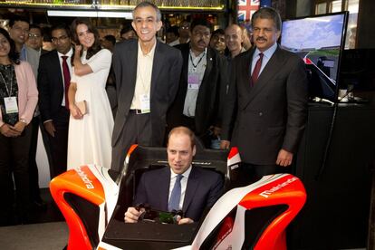 Guillermo prueba un coche en presencia de su esposa Kate.