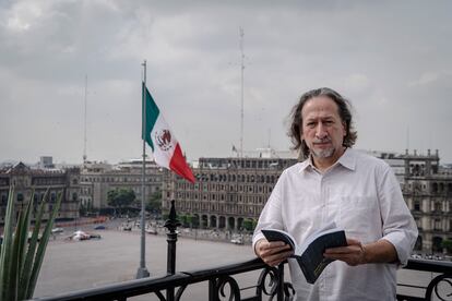 El curador Antonio Santos con el libro 'Escribir poesía, ¿vivir dónde?' editado por el MUAC.