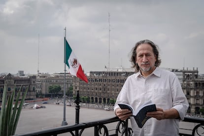 El curador Antonio Santos con el libro 'Escribir poesía, ¿vivir dónde?' editado por el MUAC.