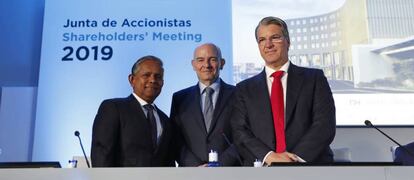  Dillip Rajakarier, consejero delegado de Minor; Ramón Aragonés, consejero delegado de NH, y Alfredo Fernández Agras, presidente del Consejo de NH. 