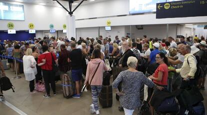 Una cola de pasajeros en el aeropuerto de Corfú (Grecia), este lunes.