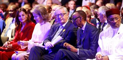 La reina Letizia, junto a la reina Bélgica, Jean-Claude Juncker; y los presidentes de Ruanda, Paul Kagame, y de Níger, Mahamadou Issoufou.