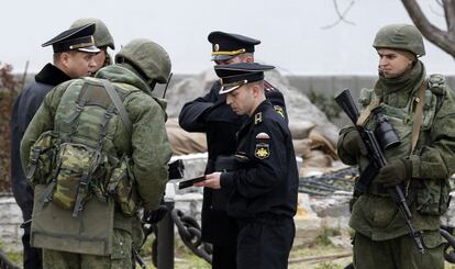 Hombres armados piden la documentación a oficiales rusos en Sebastopol, 19 de marzo de 2014.