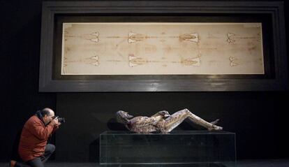 Un hombre fotografía una reconstrucción del cuerpo que albergó supuestamente la Sábana Santa de Turín.