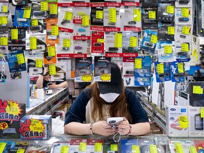 Una tienda que vende diversos equipos informáticos y electrónicos, como memorias flash y discos duros, en Hong Kong.