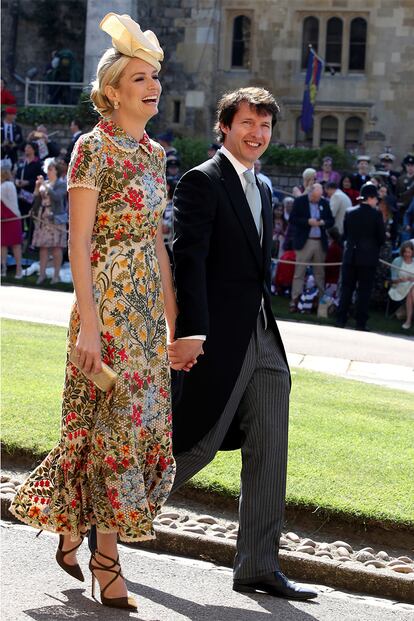 La socialite Sofia Wellesley, esposa del cantante James Blunt, eligió un romántico vestido con cuello bebé y flores en vivos colores de Valentino. Elegante y actual.