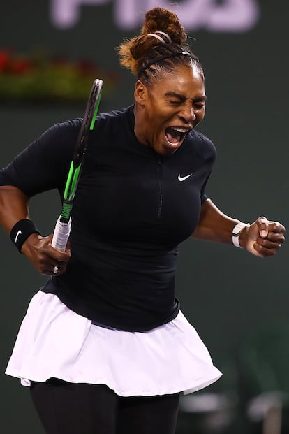 Así celebraba la victoria en el primer set contra Victoria Azarenka en el BNP Paribas Open de este año. Camiseta negra y falda blanca le servían de uniforme sencillo y efectivo.