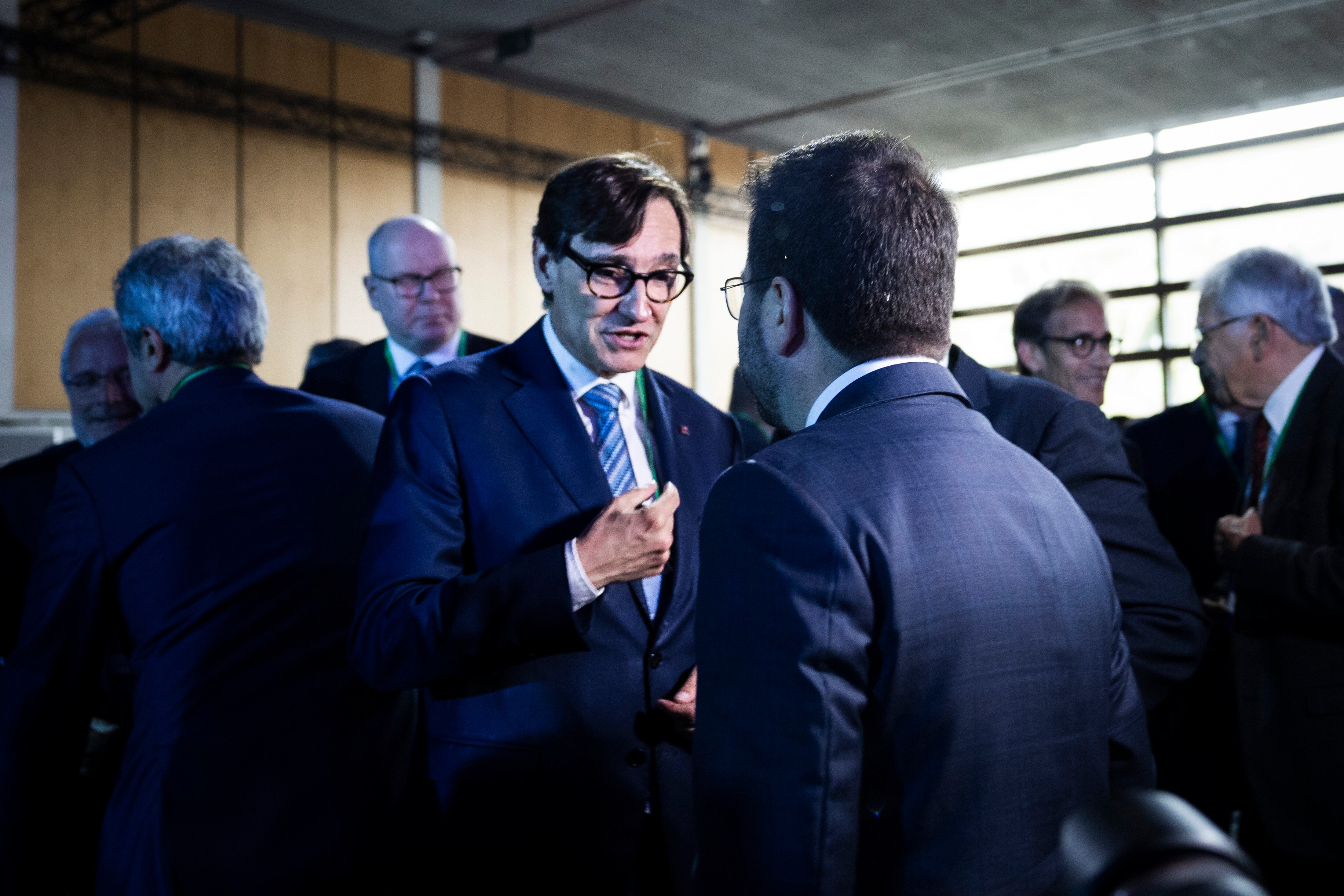 El líder del PSC, Salvador Illa, conversa con el 'president' de Cataluña en funciones, Pere Aragonès, este miércoles.