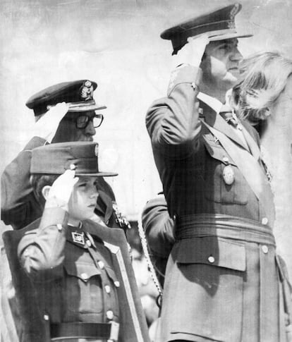 28 de mayo de 1977. El rey Juan Carlos y el Príncipe saludan al paso de la bandera después de la incorporación de Felipe al Ejército como soldado honorario, durante la parada militar celebrada por la División Acorazada Brunete.