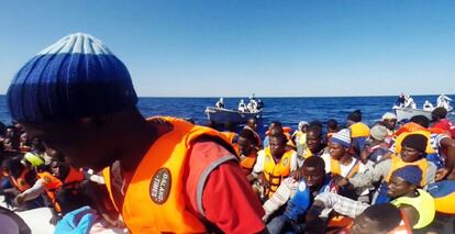 This handout video grab released by the Italian Coast Guard (Guardia Costiera) on May 2, 2015 shows some of 220 shipwrecked migrants being rescued by the Italian coast guard, on May 1, 2015, in the Mediterranean Sea, off the coast of Sicily. AFP PHOTO / GUARDIA COSTIERA
 = RESTRICTED TO EDITORIAL USE - MANDATORY CREDIT &quot;AFP PHOTO / GUARDIA COSTIERA&quot; - NO MARKETING NO ADVERTISING CAMPAIGNS - DISTRIBUTED AS A SERVICE TO CLIENTS =