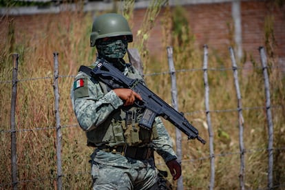 Un elemento del ejército mexicano en un operativo realizado por la Sedena en Culiacán, en 2024.