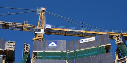 La marca de Hochtief en una de las obras de la constructora germana.