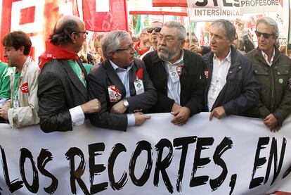 Fernndez Toxo y Mndez (en el centro), durante la protesta por los recortes en educacin.