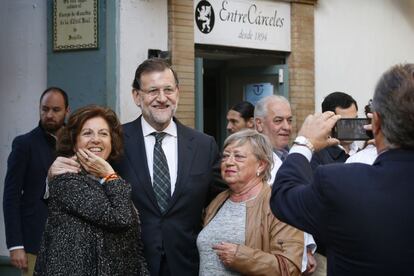 El presidente del Gobierno, Mariano Rajoy, ha subrayado este martes que el debate a cuatro que organizó Atresmedia "lo ganó" la vicepresidenta Soraya Sáenz de Santamaría y ha admitido que no se arrepiente de no haber asistido. En la imagen, Rajoy se fotografía con dos mujeres después de visitar la residencia de ancianos Juan de Dios de Sevilla.